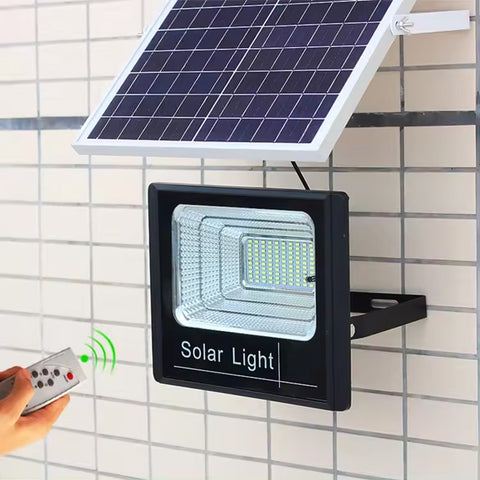 كشاف LED بالطاقة الشمسية بقدرة 300 واط مع جهاز تحكم عن بعد، ومستشعر ضوء ذكي وتصميم مقاوم للماء بمعيار IP67
