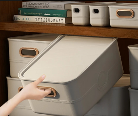 Large Plastic Storage Box with Lid & Built-In Handles (35 x 26.5 x 16 cm)