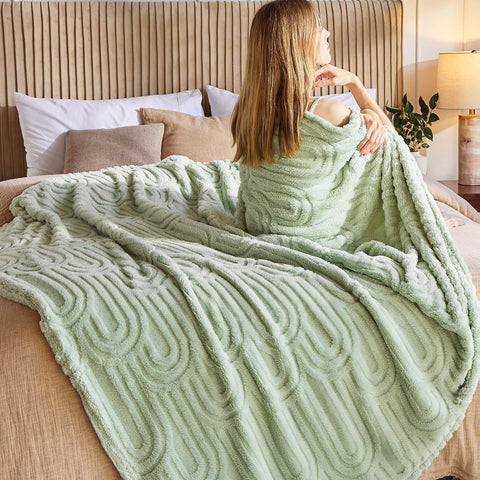 Wajade Fleece Throw Blanket, Fluffy Faux Fur Blanket for Bed Sofa Couch, Soft Warm Thick Blanket,Size 200X230 CM