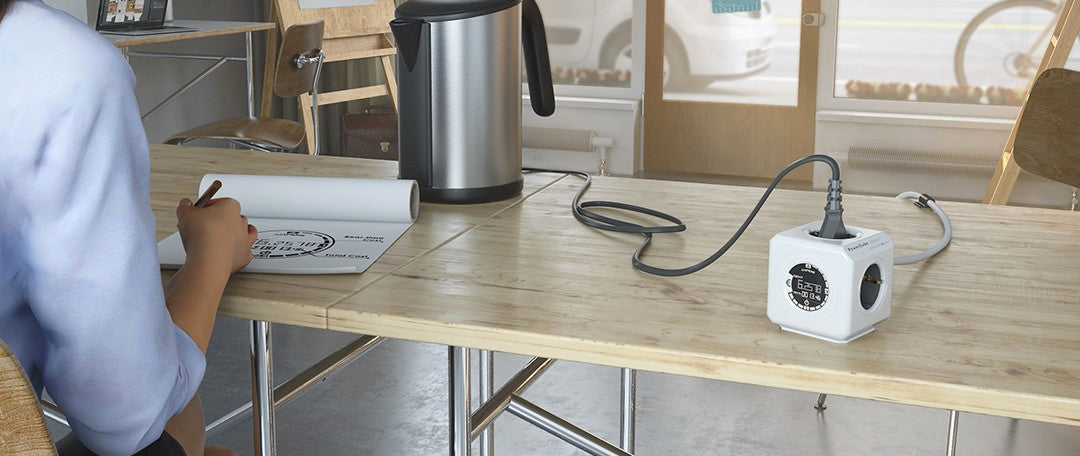 PowerCube Extended Monitor UK بطول 1.5 م – مشترك كهرباء مكعّب بـ4 مقابس مع شاشة لقياس استهلاك الطاقة